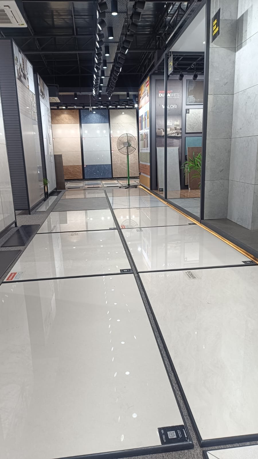 Large-format Somany DuraGres floor tiles on display